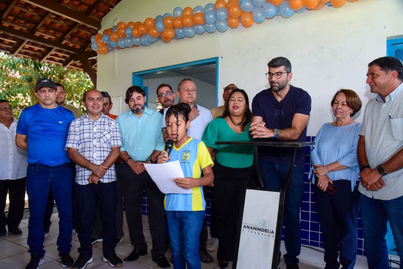 Assinatura de ordem de serviço para construção da cobertura da quadra, arquibancada e vestiário da EMEF Clovis de Souza Begot, na Águas Lindas