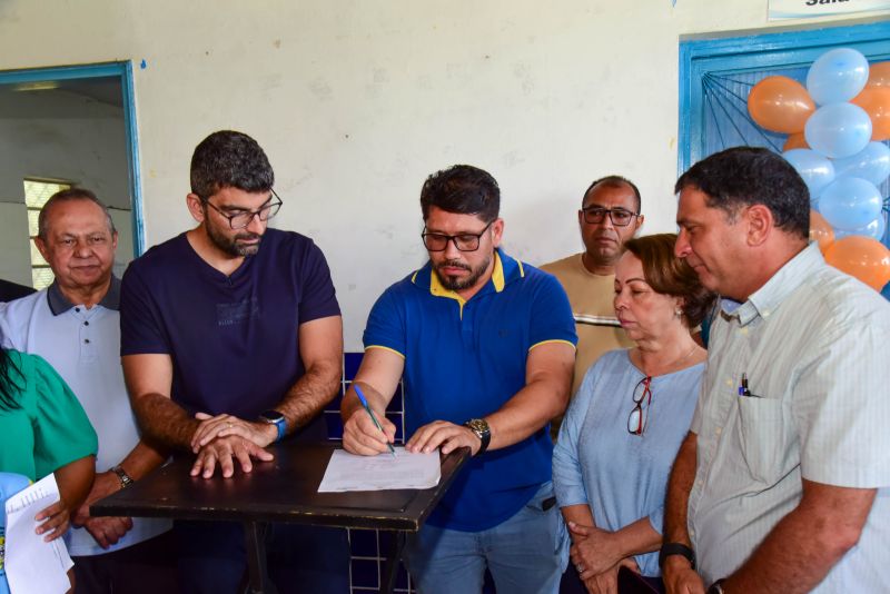 Assinatura de ordem de serviço para construção da cobertura da quadra, arquibancada e vestiário da EMEF Clovis de Souza Begot, na Águas Lindas