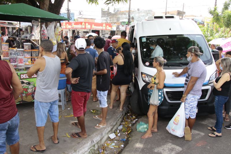 Vacina Delivery no canteiro central do Paar