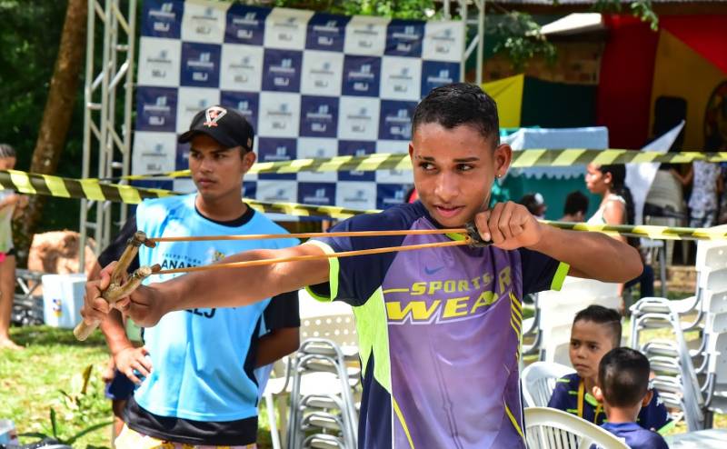 Tiro ao alvo com baladeira virou competição no Jogos do Quilombo