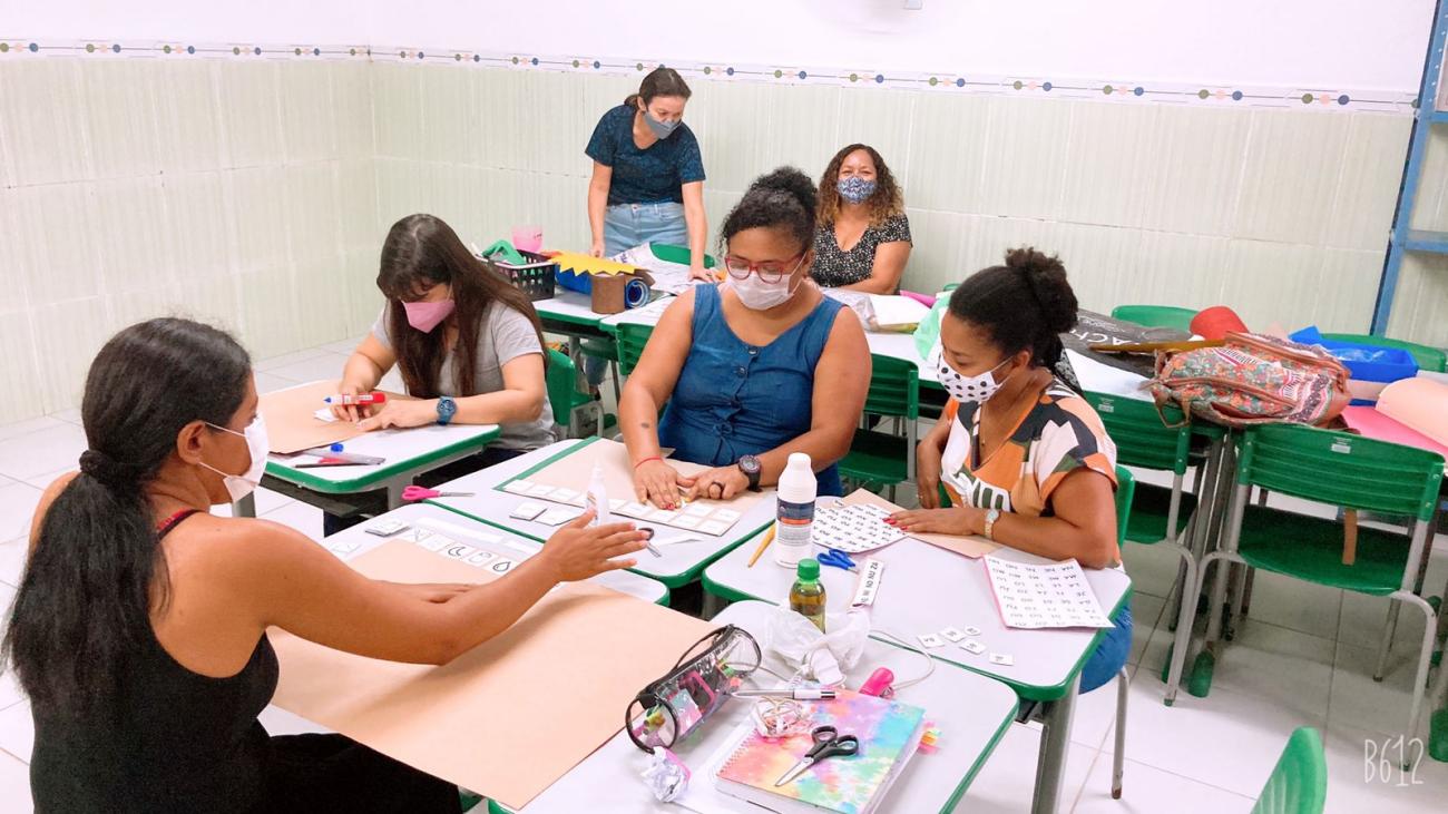 Entre jogos e brincadeiras educativas a alunos aprendem educação no tânsito