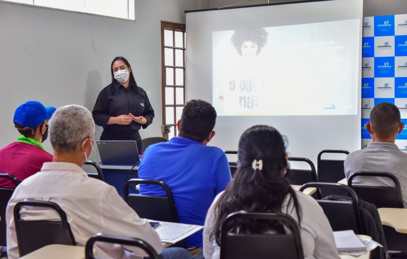 Visita dos batedores artesanais de açaí do lado Sul à Casa do Açaí