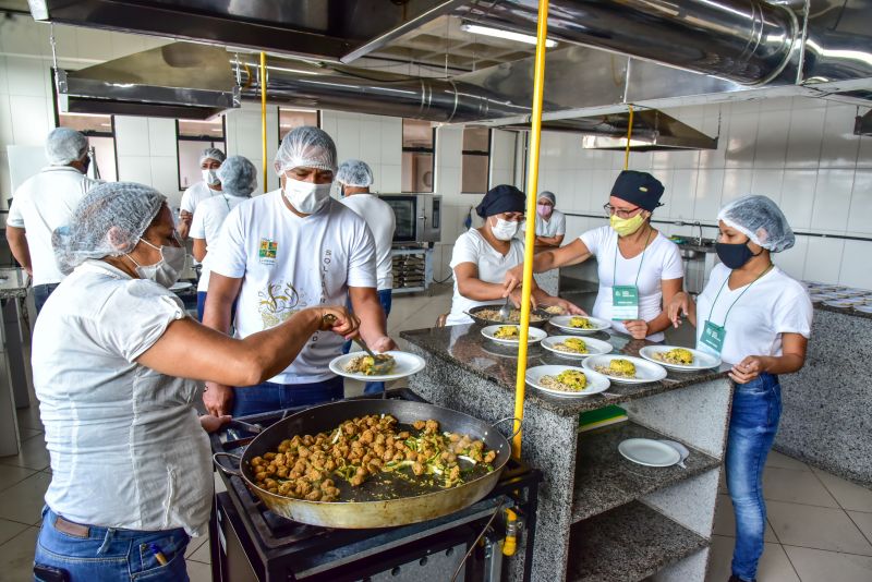 Aula prática em laboratório do Curso de Manipulação de Alimentos, Unama BR