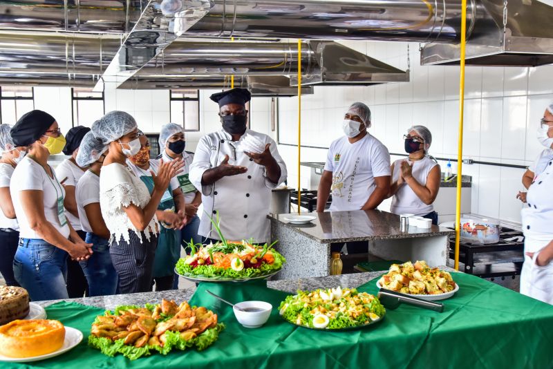 Aula prática em laboratório do Curso de Manipulação de Alimentos, Unama BR