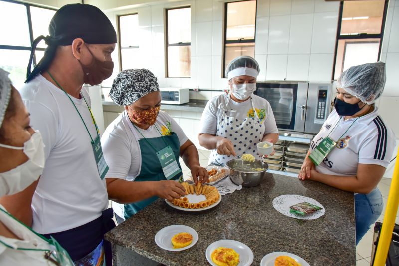 Aula prática em laboratório do Curso de Manipulação de Alimentos, Unama BR