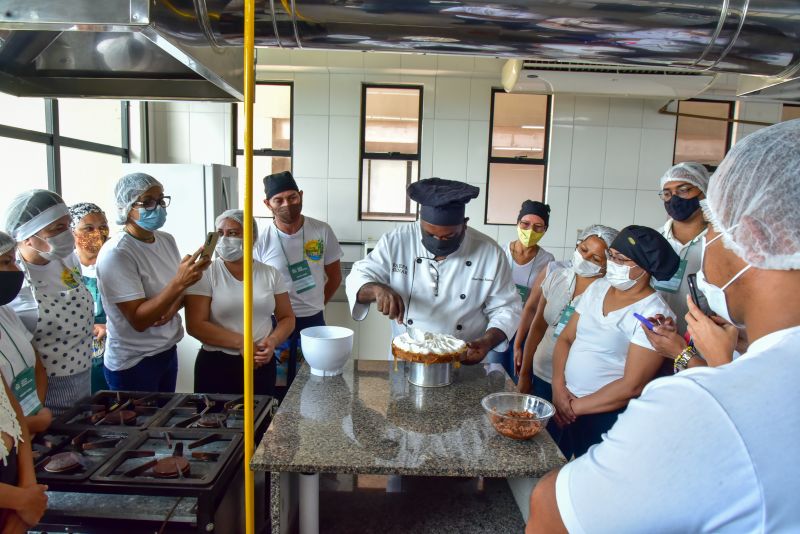 Aula prática em laboratório do Curso de Manipulação de Alimentos, Unama BR