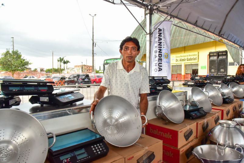 Entrega de equipamentos para feirantes do município de Ananindeua