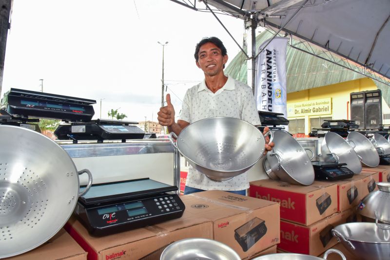 Entrega de equipamentos para feirantes do município de Ananindeua