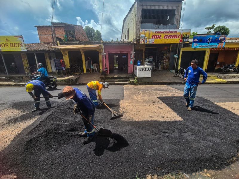 Tapa buraco, a rua Jovelino Carneiro, no bairro Icuí