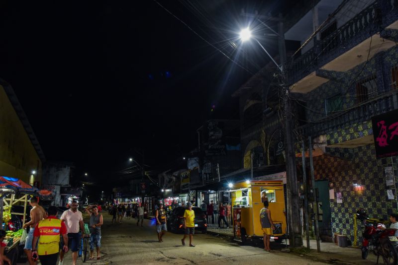 Assinatura de O.S para realização de troca das lâmpadas em Led no bairro do Distrito Industrial. Programa Ilumina Mais Luz para Ananindeua