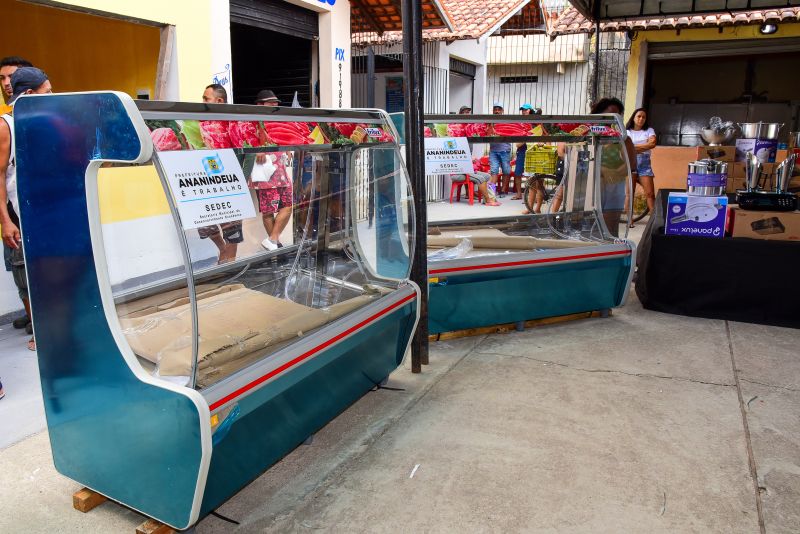 Entrega de equipamentos para os feirantes da feira do Francisquinho no bairro Jaderlândia