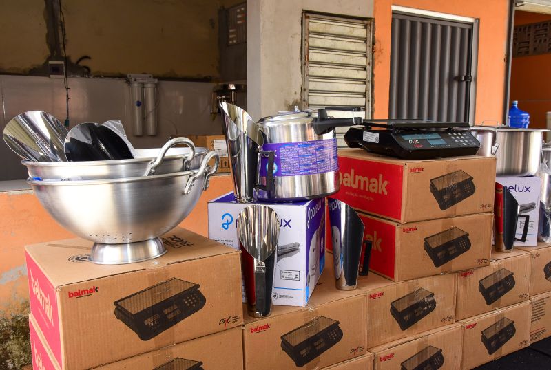 Entrega de equipamentos para os feirantes da feira do Francisquinho no bairro Jaderlândia