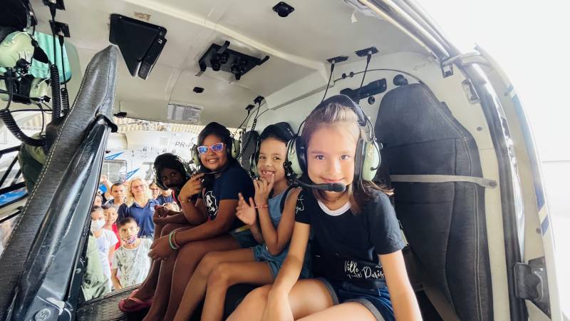 Crianças conhecem aeronaves em colônia de férias