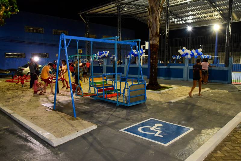Prefeitura entrega a segunda praça adaptada para cadeirantes