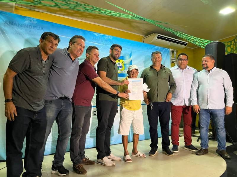 Moradores da Falcolândia recebem títulos de propriedade do "Ananindeua Legal"