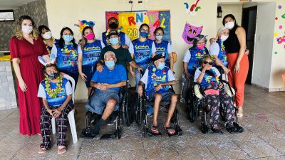 Idosos, crianças e adolescentes se divertem no Baile de Carnaval da Semcat