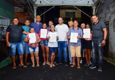 Moradores do Atalaia comemoram ao receber títulos de propriedade 