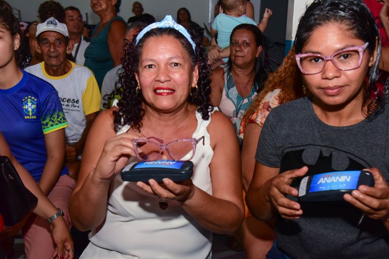 Entrega de Óculos para Pacientes Atendidos no Corujão da Saúde na EMEF Lúcia Vanderley rua da Pedreirinha