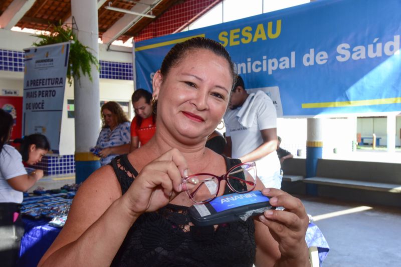 Entrega de Óculos aos pacientes atendidos na Ação Corujão da Saúde na comunidade Marighella no Aurá