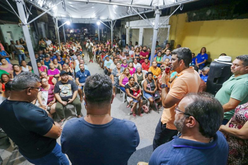 Entrega de títulos de propriedade na comunidade Todos os Santos no bairro do Coqueiro