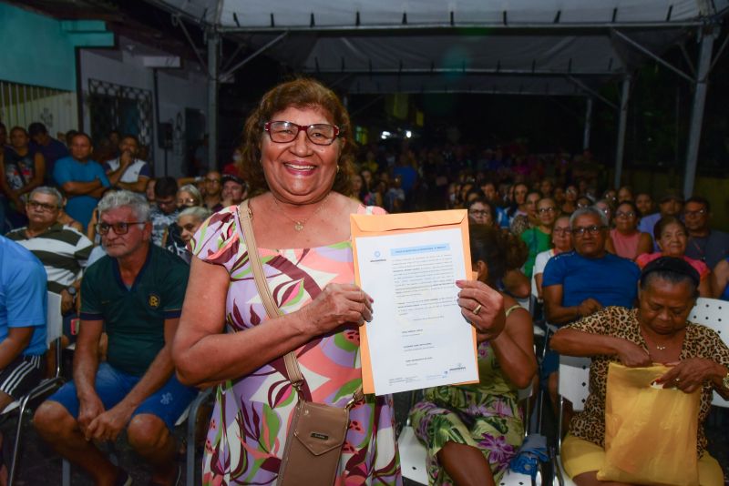 Entrega de Títulos de Propriedade no Conjunto Antônio Queiroz no Bairro do 40 Horas