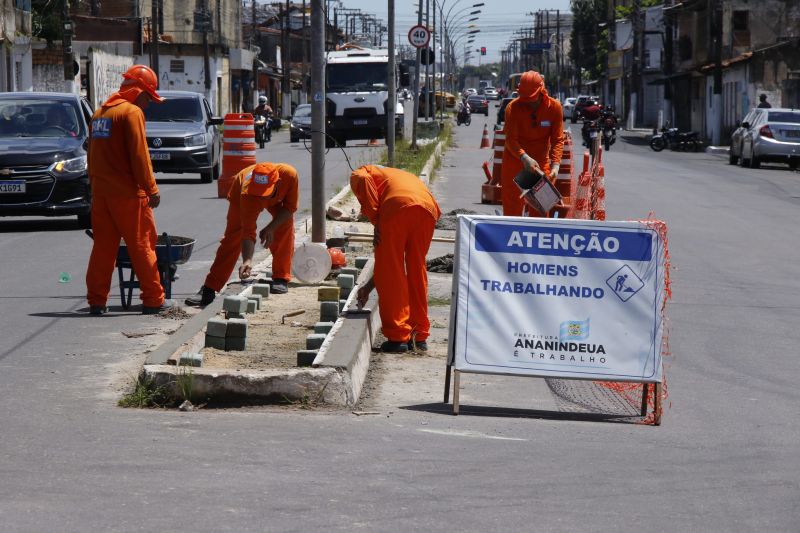 Colocação de Bloquetes na Avenida Milton Taveira no Guajara I