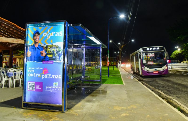 Abrigo de Ônibus ao Lado da Praça Renascer com Iluminação Em Led na Avenida Três Corações