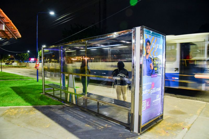 Abrigo de Ônibus ao Lado da Praça Renascer com Iluminação Em Led na Avenida Três Corações