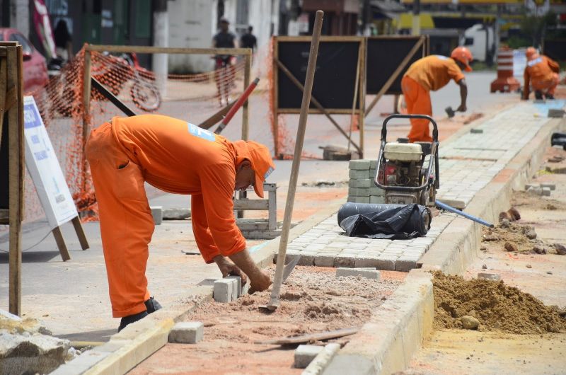 Trabalhadores na obras da avenida Milton Taveira e reforma do Canteiro Central - Guajará