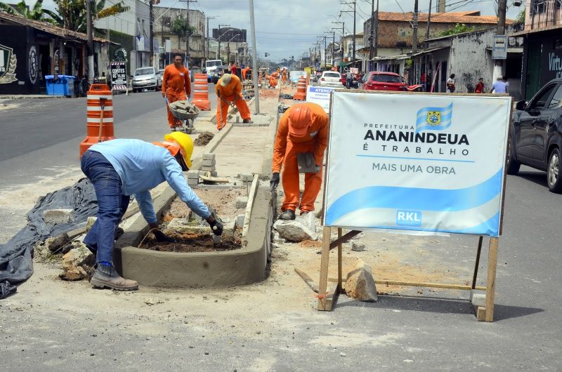 Trabalhadores na obras da avenida Milton Taveira e reforma do Canteiro Central - Guajará