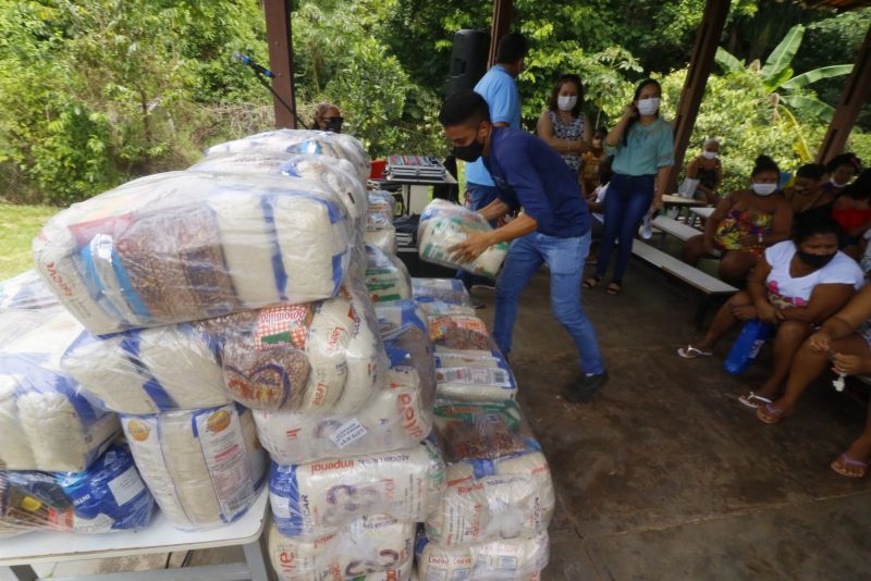 Entrega de cestas básicas na comunidade Abacatal