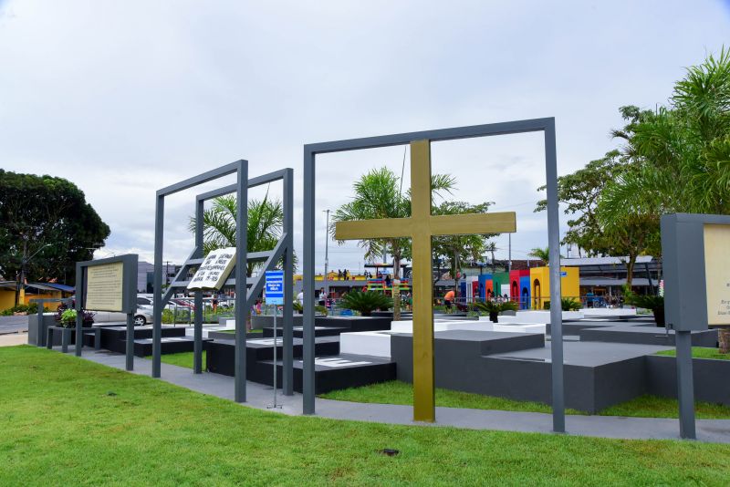 Imagens da Praça da Bíblia