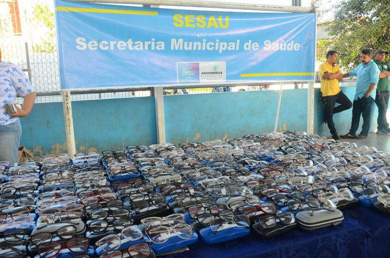 Entrega de Óculos aos pacientes atendidos no Prefeitura em Movimento no bairro de Águas Lindas