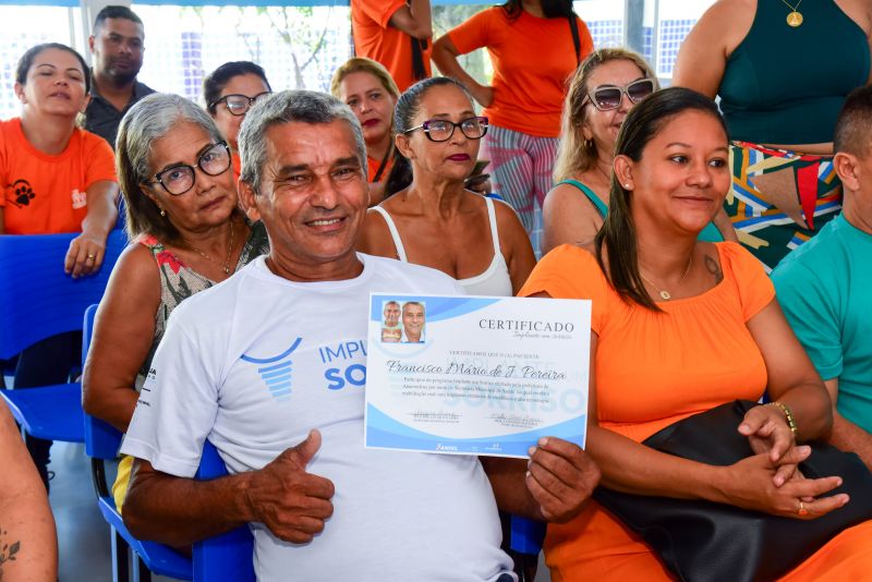 Entrega dos certificados para pacientes do Implante um Sorriso