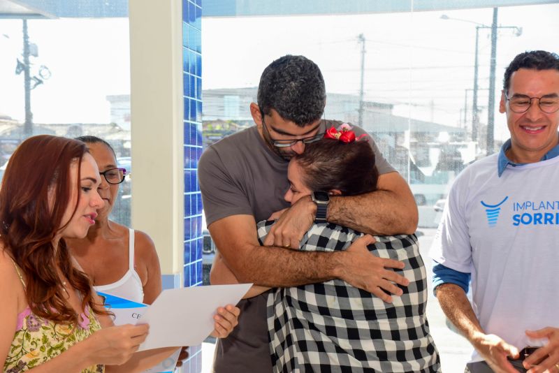 Entrega dos certificados para pacientes do Implante um Sorriso