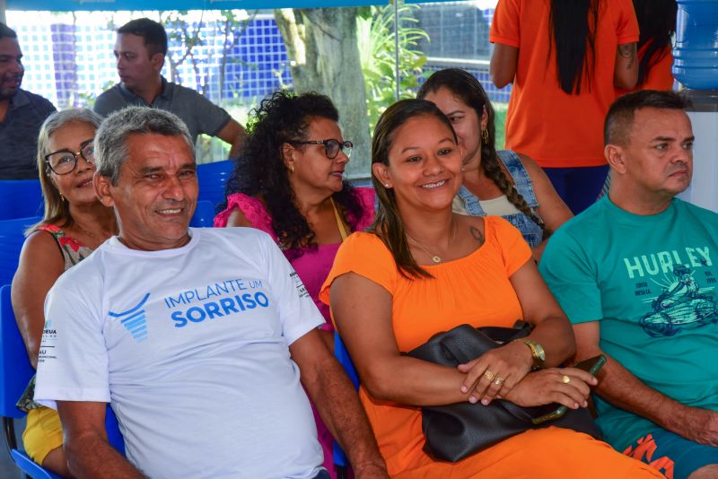 Entrega dos certificados para pacientes do Implante um Sorriso