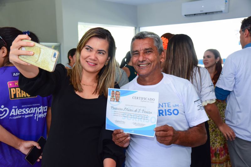 Entrega dos certificados para pacientes do Implante um Sorriso