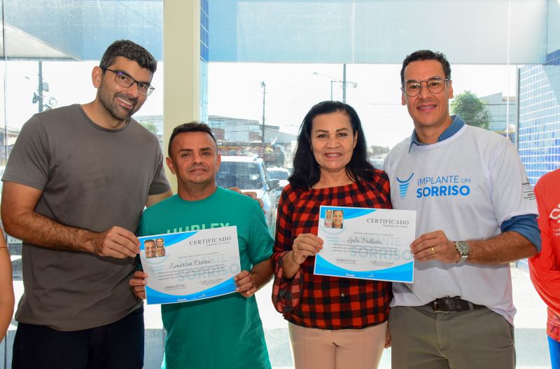 Entrega dos certificados para pacientes do Implante um Sorriso