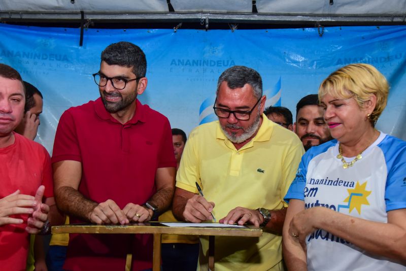 Assinatura de ordem de serviço para reforma da Praça Asmovim no bairro do Distrito Industrial