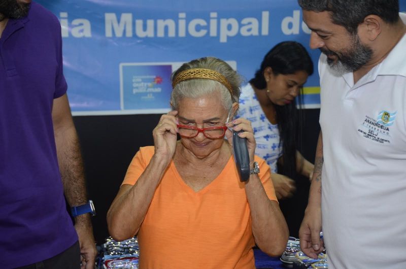 Entrega de óculos para pacientes atendidos na ação Prefeitura em Movimento – Coqueiro