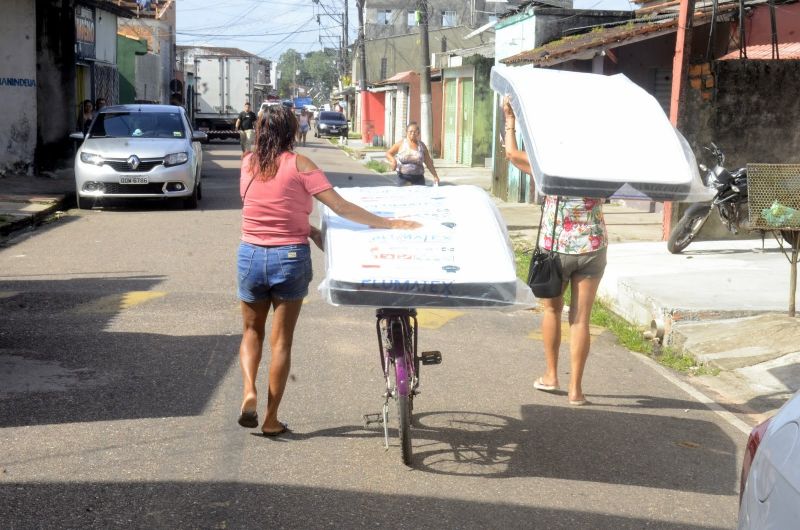 Entrega de colchões pela Defesa Civil aos moradores de Água Lindas
