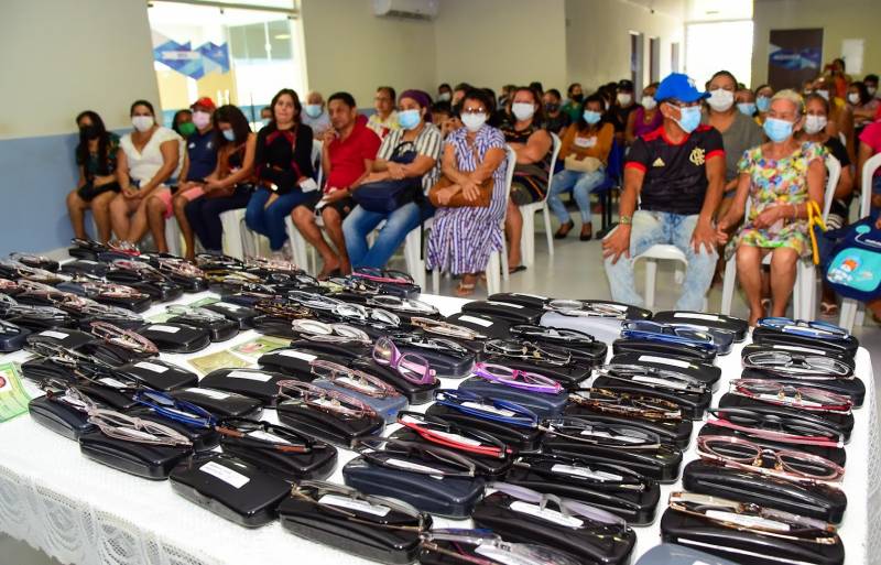 Moradores ganham óculos da Prefeitura de Ananindeua 
