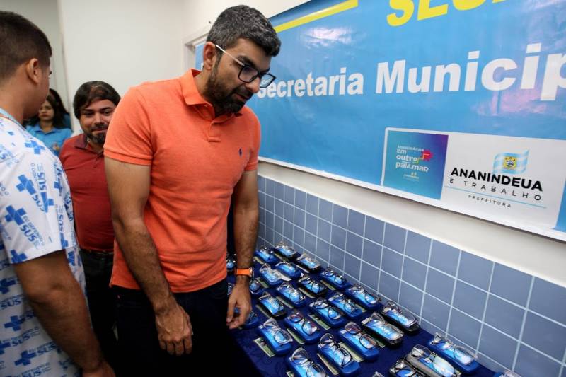 Prefeitura de Ananindeua entrega 62 óculos para moradores do Bem Viver.
