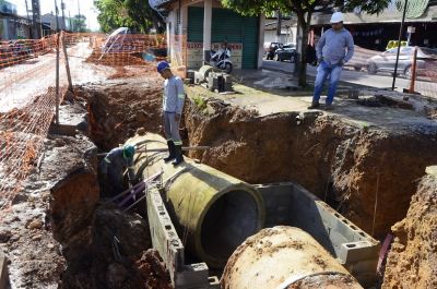 Prefeitura realiza obra de drenagem na rua do Fio, no Conjunto Cidade Nova III.