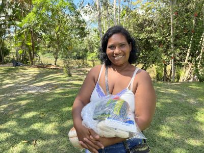 Famílias ribeirinhas que residem às margens do Rio Maguari recebem cestas básicas em Ananindeua