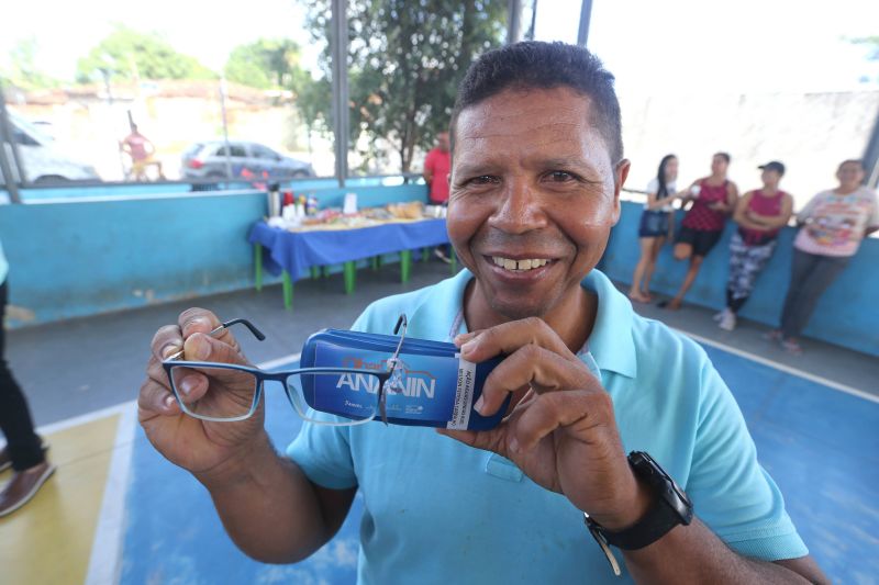 Entrega de óculos aos pacientes atendidos no Corujão da Saúde bairro de Águas Lindas