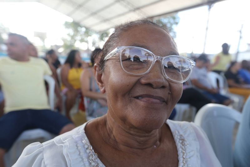 Entrega de óculos aos pacientes atendidos no Corujão da Saúde bairro de Águas Lindas