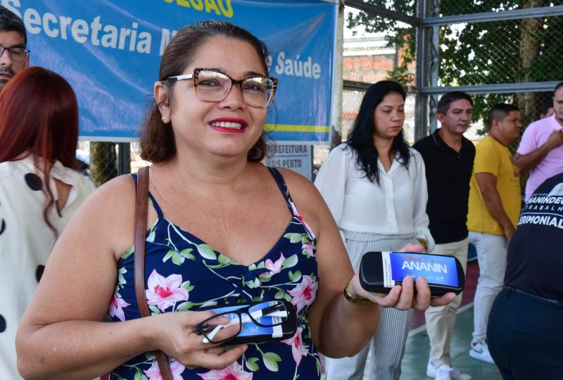 Entrega de óculos para paciente atendidos no Programa Olhar Ananin, no bairro Guanabara