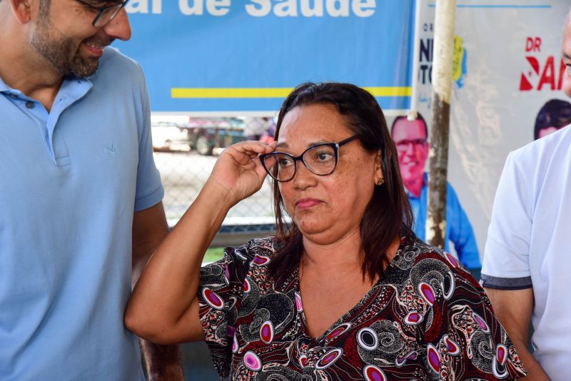 Entrega de óculos para paciente atendidos no Programa Olhar Ananin, no bairro Guanabara