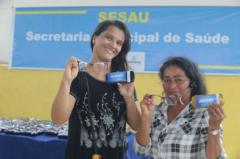 Entrega de óculos aos pacientes atendidos no Corujão da Saúde na Pedreirinha bairro da Guanabara